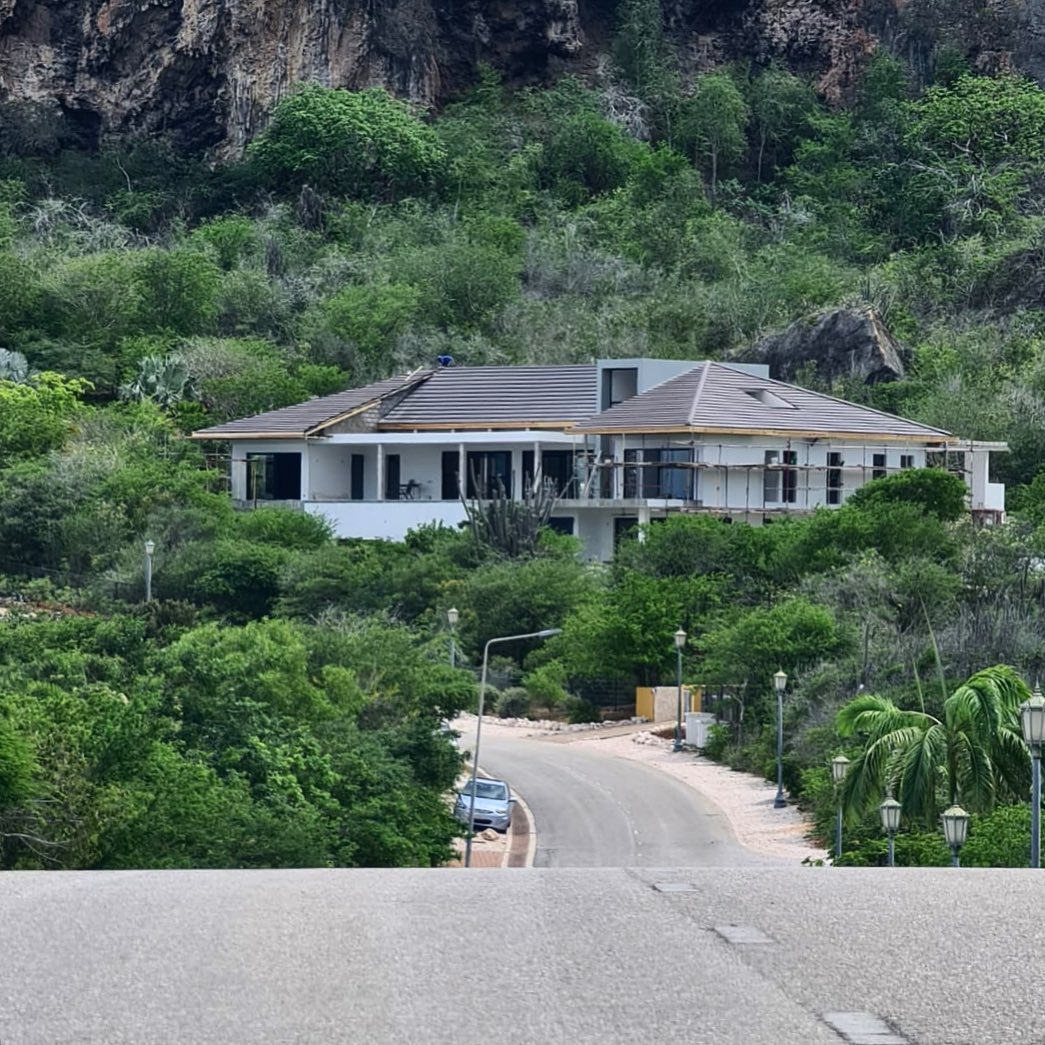 Villa Seru Boca nadert voltooiing. Prachtige locatie op een heuvel met panoramisch uitzicht. #luxewoningen #tropischearchitectuur