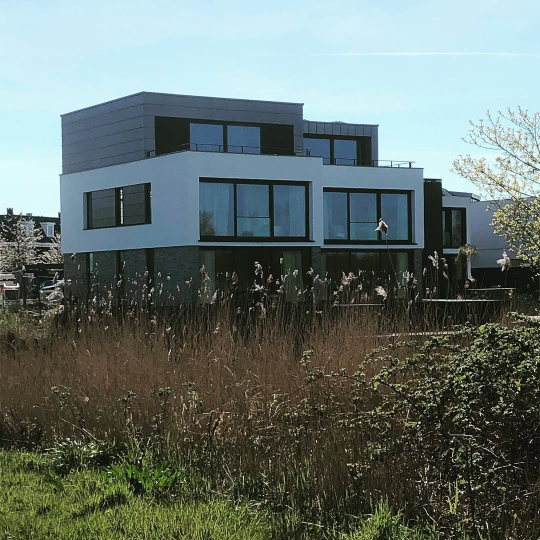 Gedurfde geometrische vormen definiëren dit residentiële project. Zwart-wit contrast creëert een opvallende visuele uitspraak. #hedendaagsewoningen