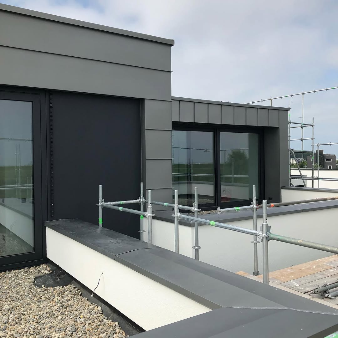 Voortgang van de bouw van ons dakterrasproject. Strakke grijze bekleding met minimalistische details. #bouwupdate