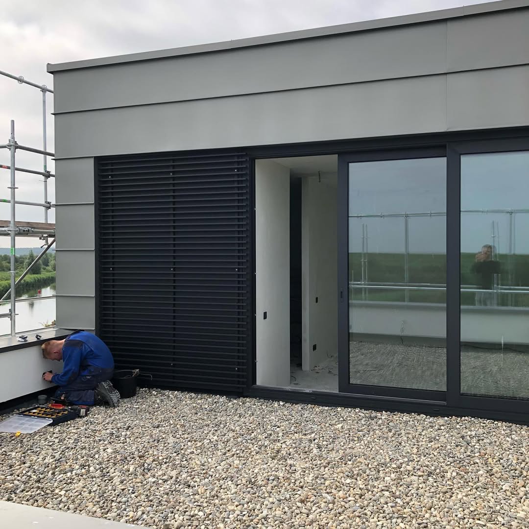 Laatste fase van ons penthouse aan het meer. Externe zonwering wordt geïnstalleerd voor optimale klimaatbeheersing. #duurzaamontwerp